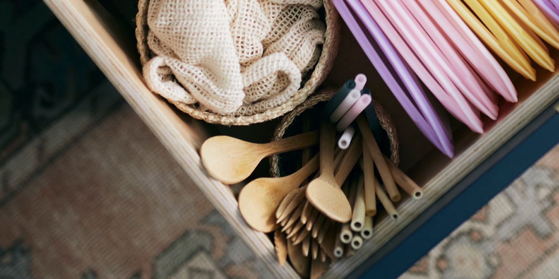 Krat met Stasher Bags en bamboo bestek en rietjes