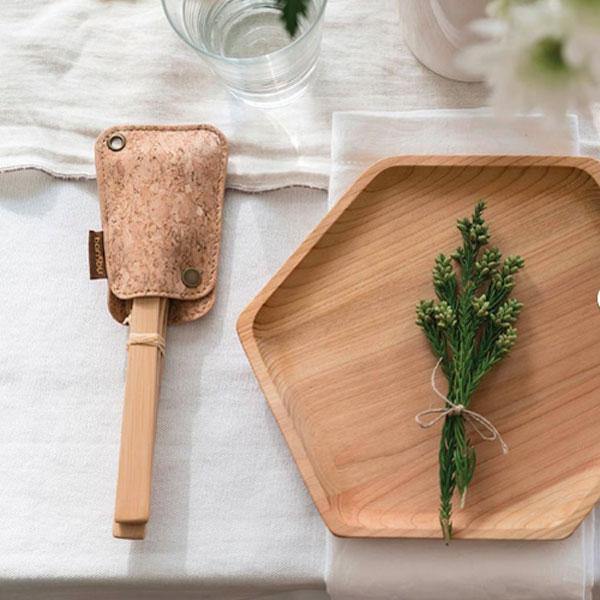 Herbruikbare bamboe bestekset met hoesje van kurk en bamboe bord
