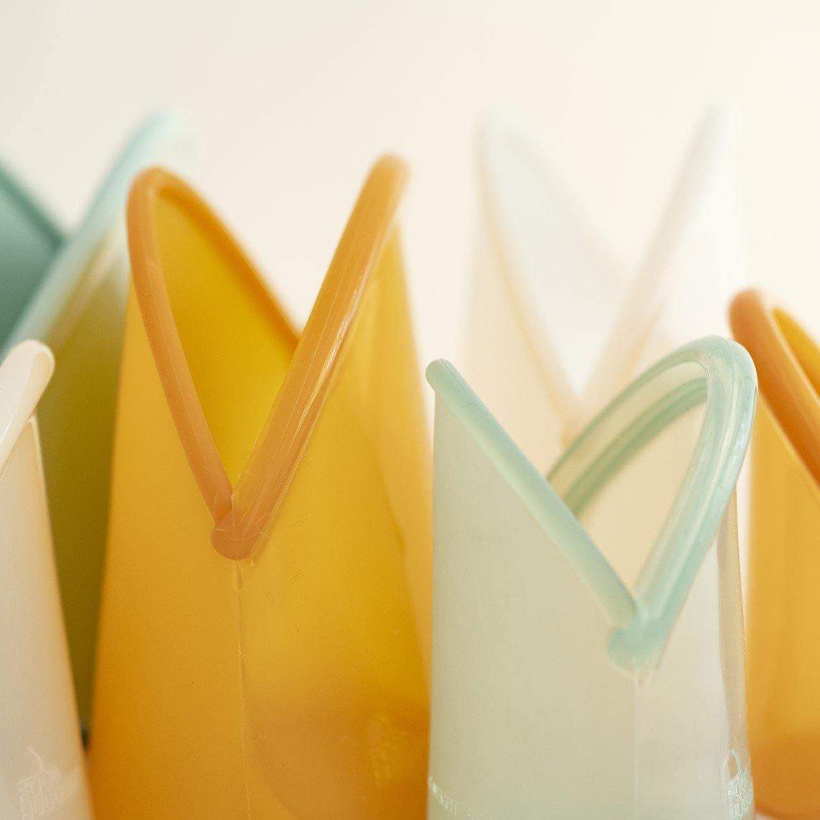 Een foto van verschillende maten en kleuren Hugger Bags van Food Huggers