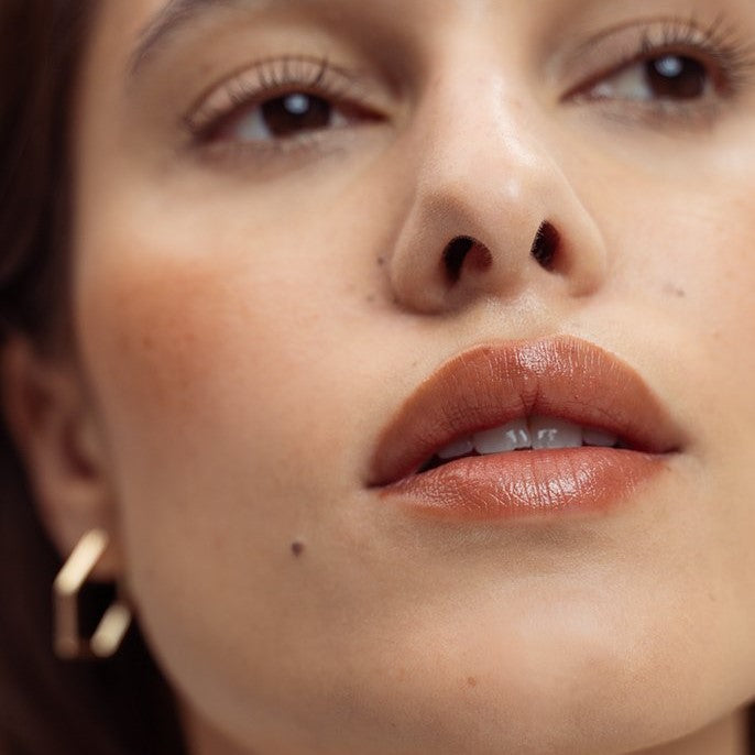 LO Amsterdam Lip & Cheek Balm Model Shot Close Up - Jo