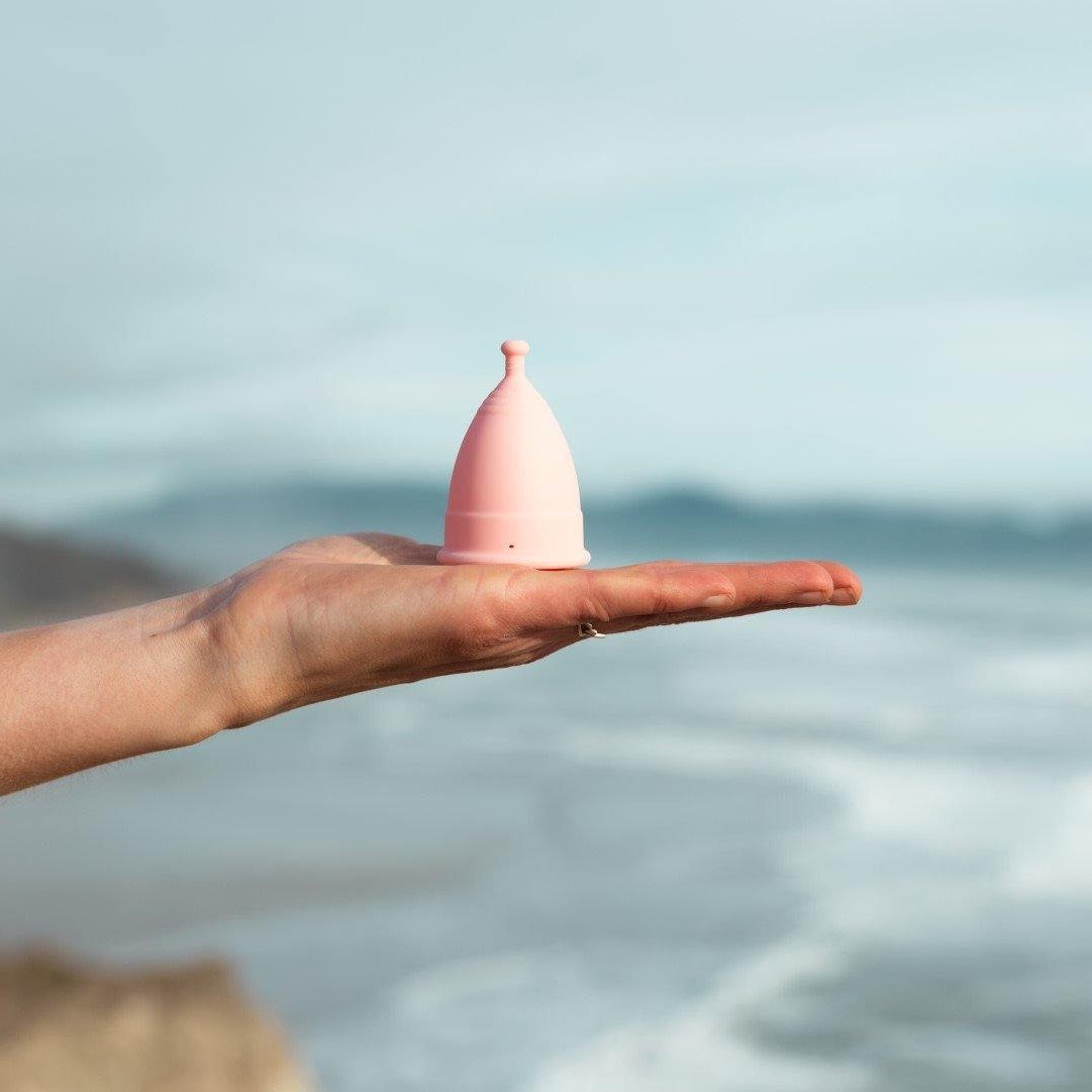 &Sisters Nüdie Menstrual Cup in Hand