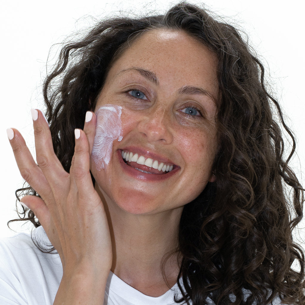 UpCircel Mineral Sunscreen 25 | girl with suncreen