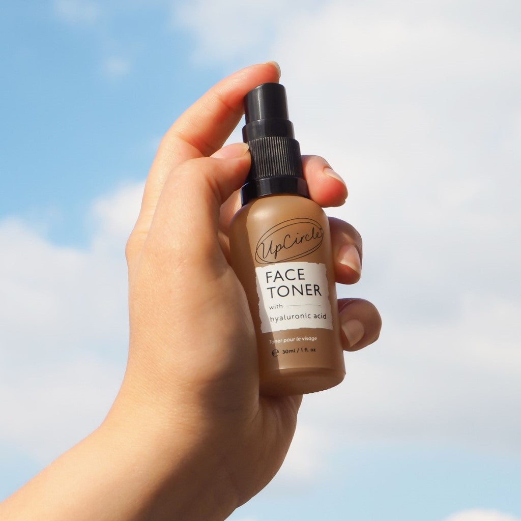 UpCircle Mini Gezichts Toner in Hand
