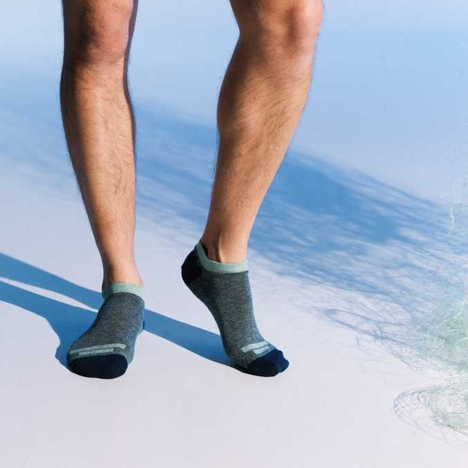 Man draagt Heren Sneaker Sokken van Healthy Seas Socks - Isopods - Zo Zero