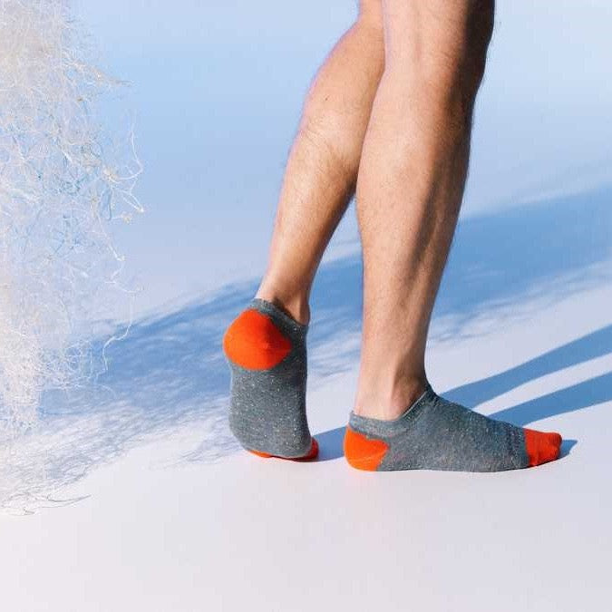 Man draagt Heren Sneaker Sokken van Healthy Seas Socks - Mulloway - Zo Zero