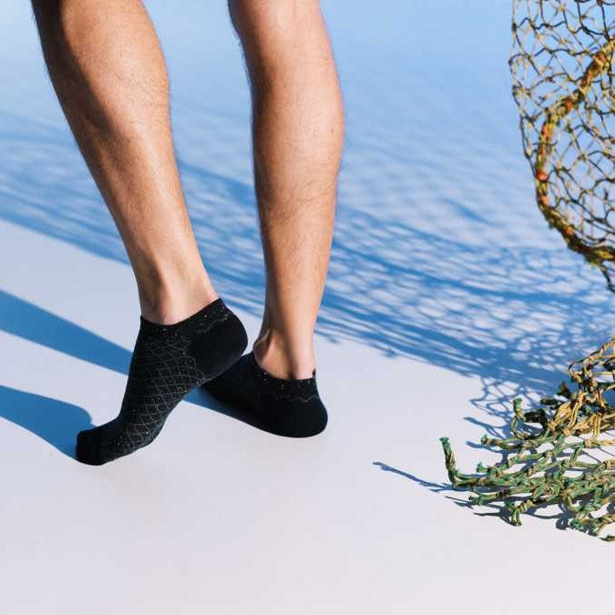 Man draagt Heren Sneaker Sokken van Healthy Seas Socks - Triton - Zo Zero