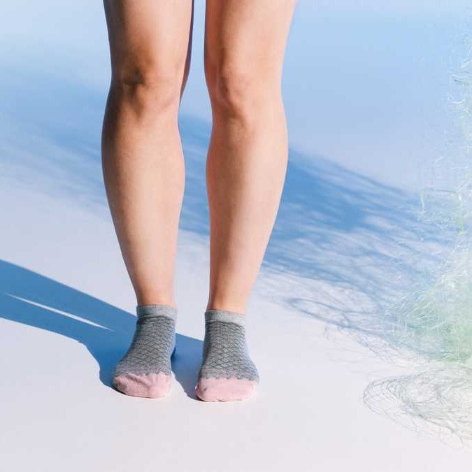 Vrouw draagt Healty Seas Socks dames sneaker sokken - Jellyfish - Zo Zero