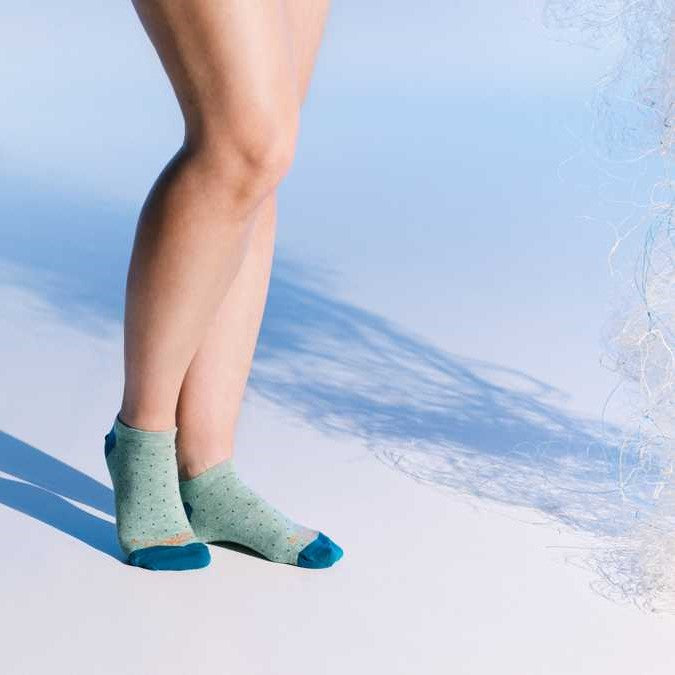 Vrouw draagt Healty Seas Socks dames sneaker sokken - Shell - Zo Zero