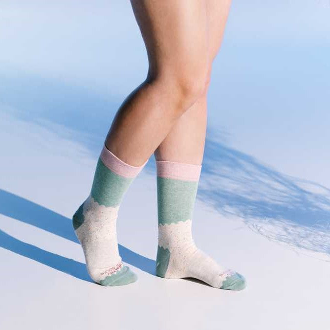 Vrouw draagt Healty Seas Socks dames sokken - Bonito - Zo Zero