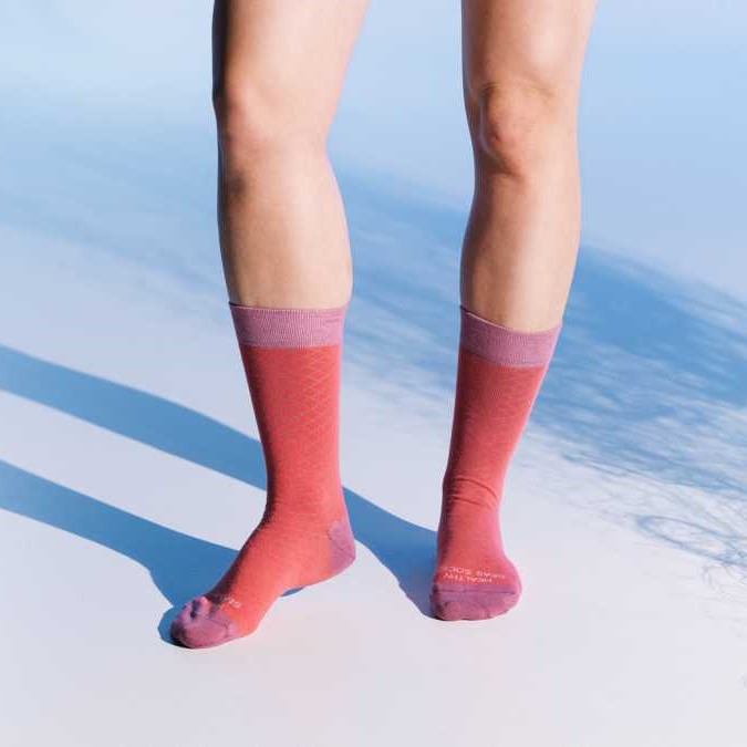 Vrouw draagt Healty Seas Socks dames sokken - Lobster - Zo Zero