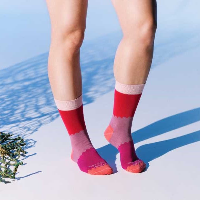 Vrouw draagt Healty Seas Socks dames sokken - Manatee - Zo Zero