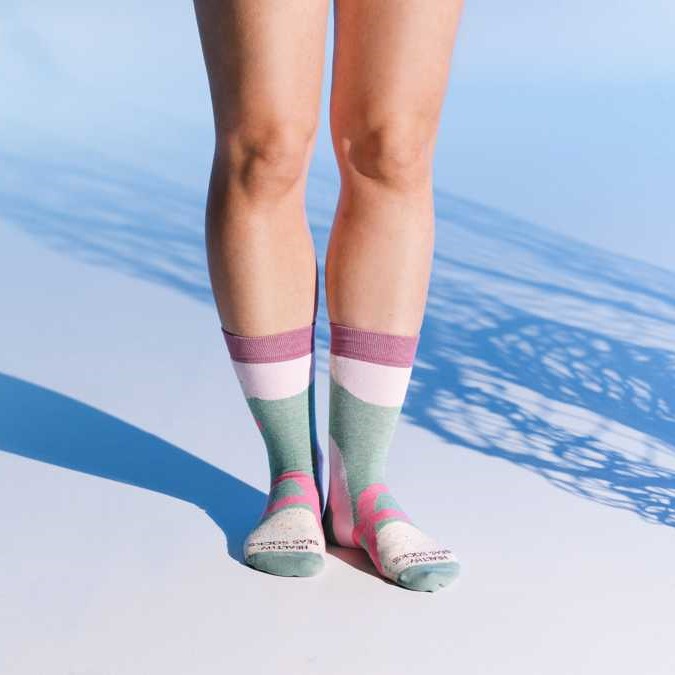 Vrouw draagt Healty Seas Socks dames sokken - Oarfish - Zo Zero
