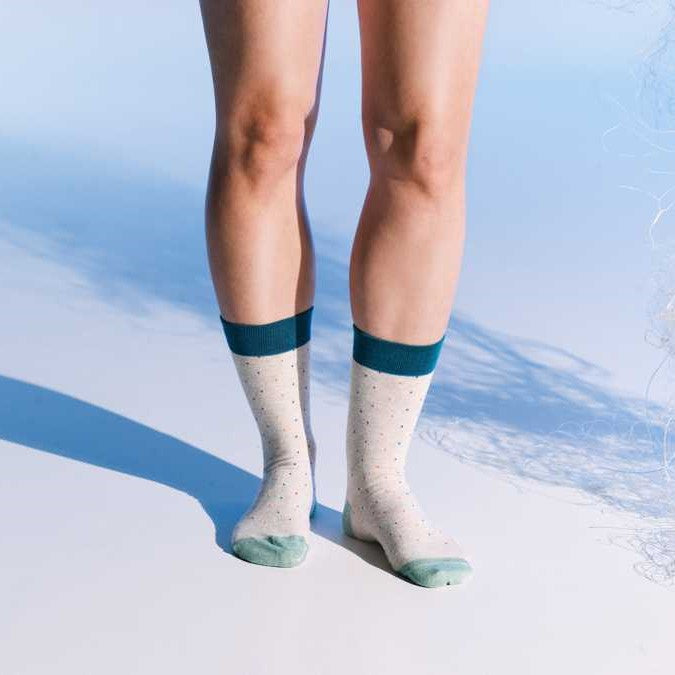 Vrouw draagt Healty Seas Socks dames sokken - Purpoise - Zo Zero