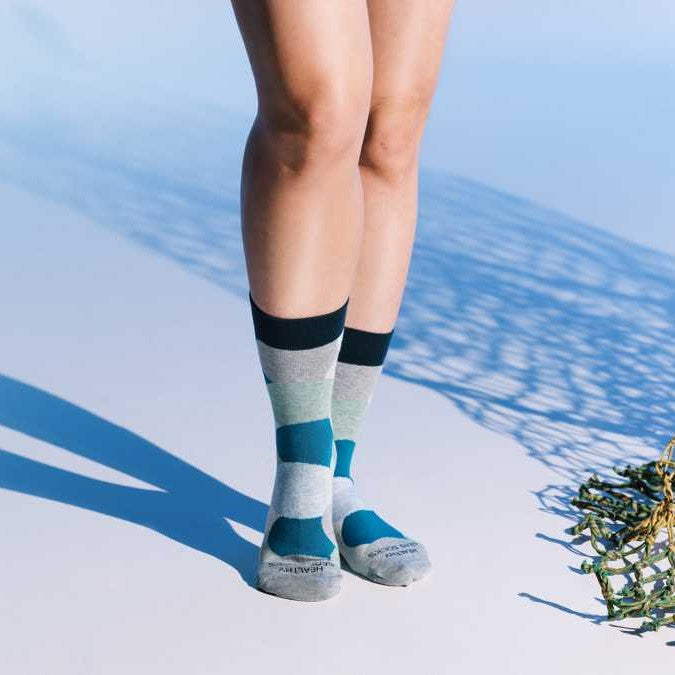 Vrouw draagt Healty Seas Socks dames sokken - Starfish - Zo Zero