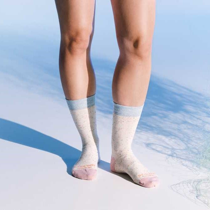 Vrouw draagt Healty Seas Socks dames sokken - Whiting - Zo Zero
