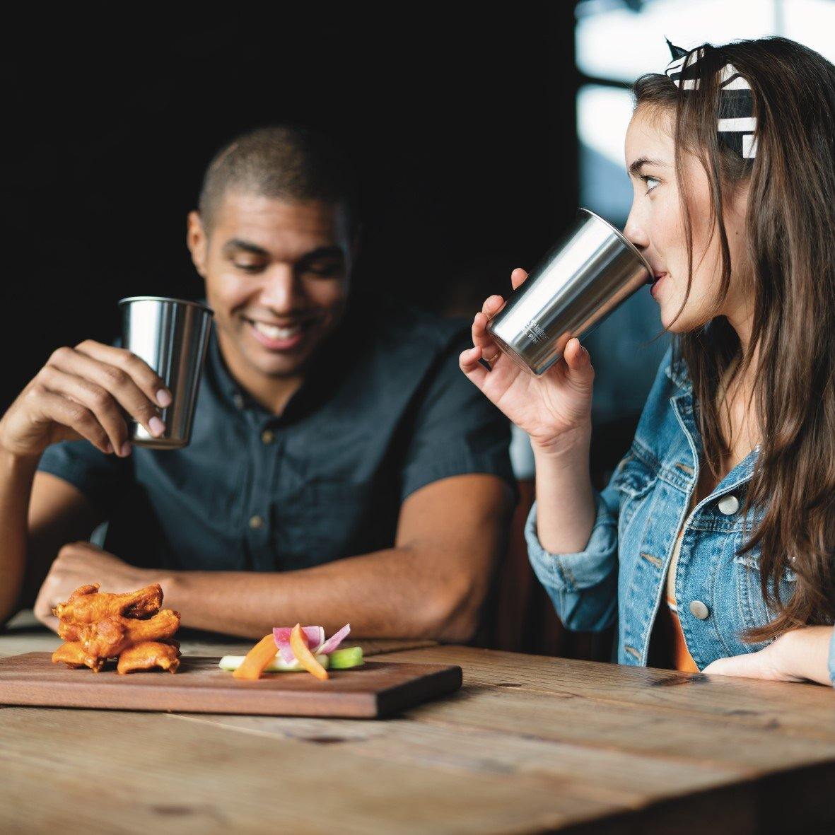 Een foto twee mensen die drinken uit Klean Kanteen RVS Bekers