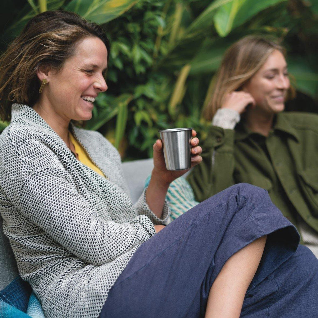 Een foto van twee vrouwen met een Klean Kanteen RVS Beker