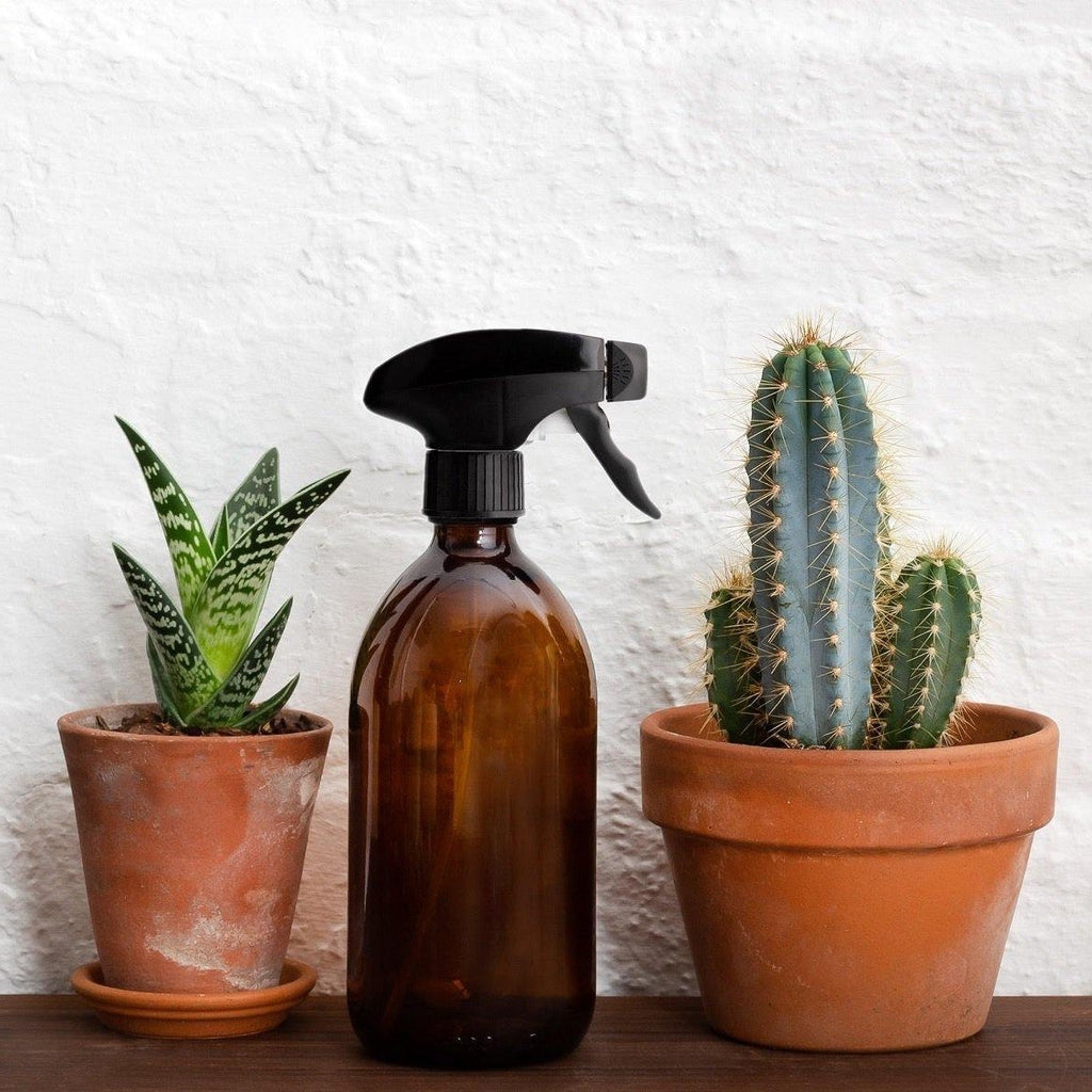 Kuishi Amber Glass Spray Bottle Black Trigger with Plants