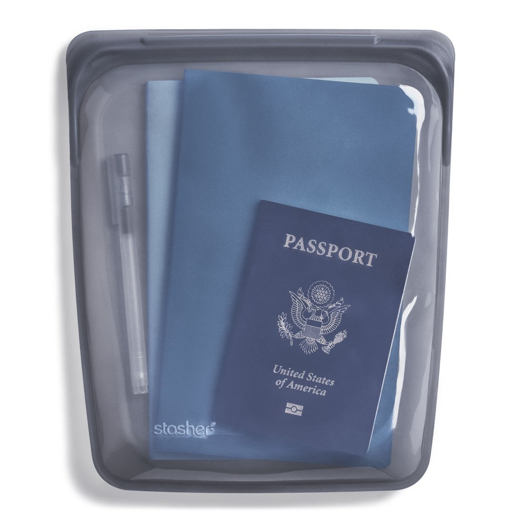 Stasher Bag Half Gallon Black on Grey met paspoort