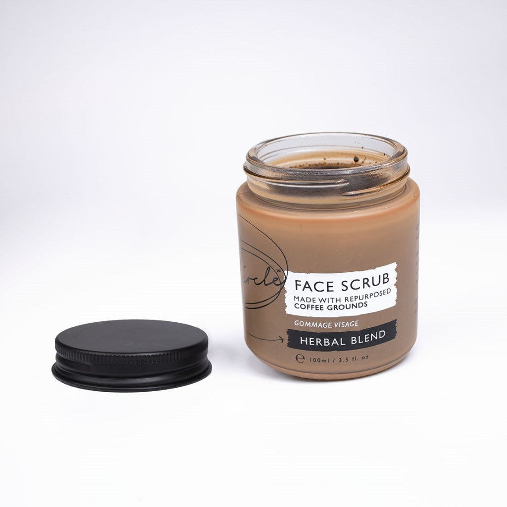 UpCircle Koffie Gezichtsscrub in glazen potje geopend - Herbal Blend