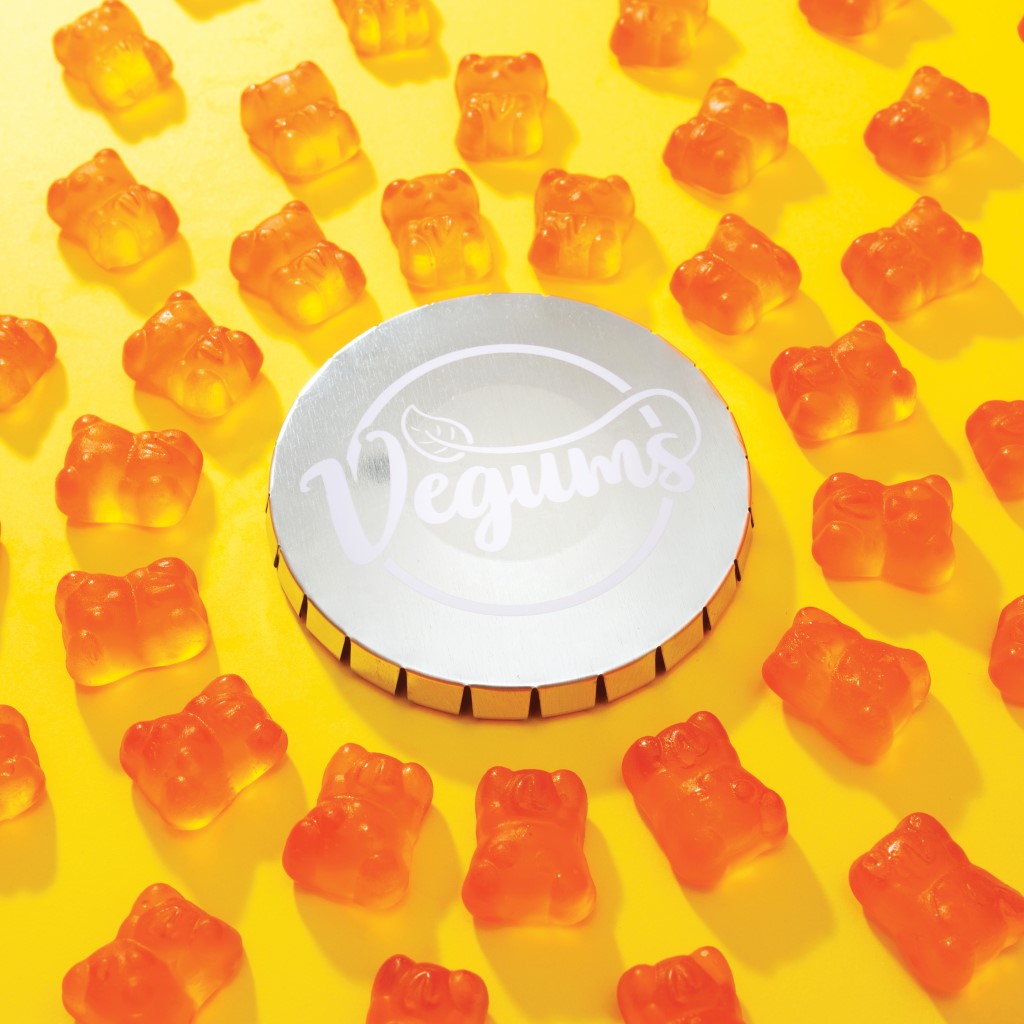 Een foto van Vegums vrisvrije Omega-3 met gummies en bewaarblikje